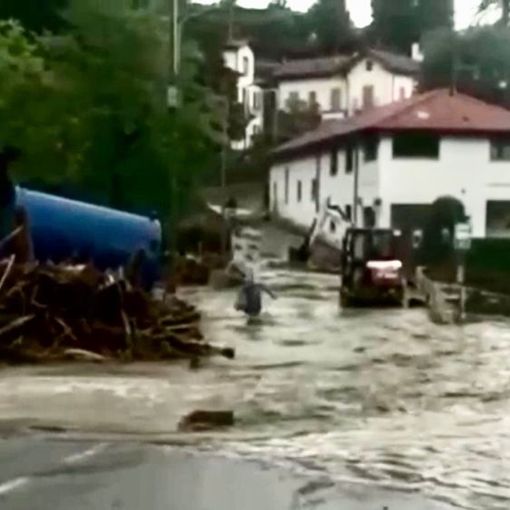 Un video impressionante: donna travolta mentre prova ad attraversare un fiume in piena di acqua, fango e detriti