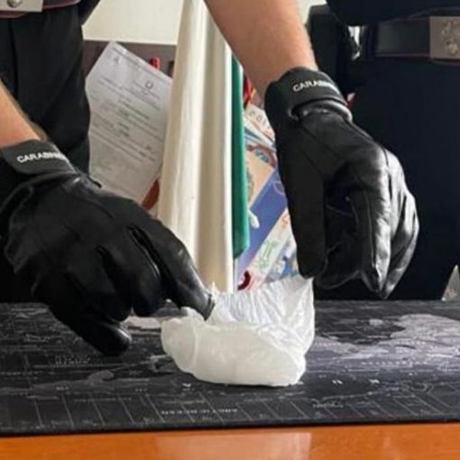 A spasso con la cocaina nella borsetta: arrestata dai carabinieri a Cassano Magnago