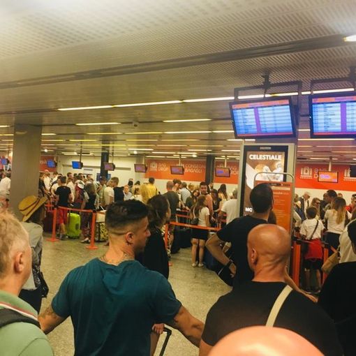 «Oltre un'ora per ritirare il bagaglio a Malpensa». Rischio super attese in vista dell'estate