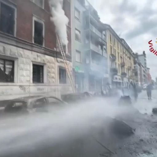 Il video dell'esplosione in centro a Milano: due feriti e danni a palazzi e auto