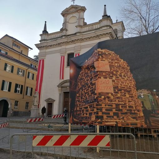 VIDEO. I Monelli della Motta preparano la pira: alle 22.30 l'accensione del Falò. Diretta su VareseNoi
