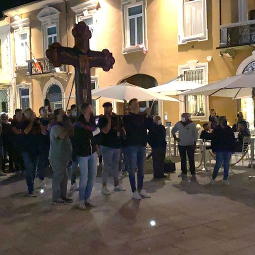 Flora, la gioia, la festa in una gelida sera di settembre