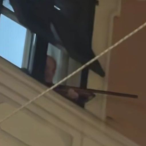 Con il fucile puntato sulla folla fuori da una finestra di Albenga