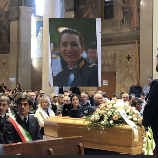 VIDEO. L’addio al vicequestore Antonella Iasilli: «Mamma, fino all’ultimo hai stretto la nostra mano e ci hai infuso la forza». Poi l'omaggio dei colleghi e della gente