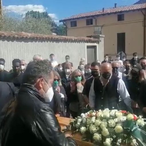 VIDEO E FOTO. L'ultimo applauso di Varese a Ciro Grassia, l'uomo buono che vive nel ricordo di chi lo ha amato