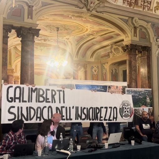 Blitz di CasaPound in consiglio: «Galimberti sindaco dell'insicurezza». Giunta e maggioranza: «Atto grave e provocatorio di chi si ispira al fascismo»