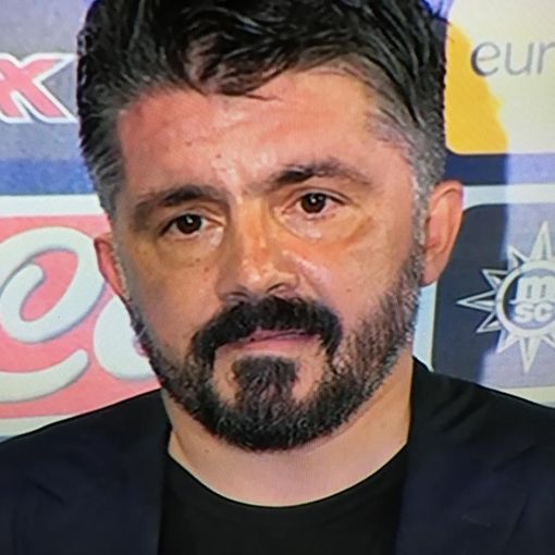 Gattuso e la bufera sul fumo. Il sindaco: «Polemica assurda»