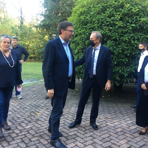 Il ministro Giorgetti accolto a Villa Calcaterra