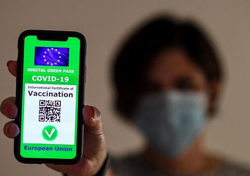 Divieti di accesso nei locali ai non vaccinati già in zona bianca: è la proposta della cabina di regia