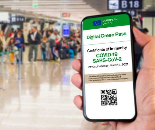 Non hanno il green pass: la scuola vieta l'ingresso a due professori. Che vanno a sporgere denuncia