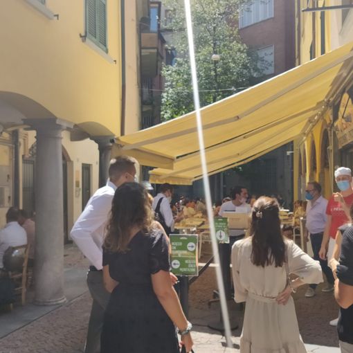 Effetto Green Pass, code e attese per pranzare al ristorante: «Così non si può lavorare»