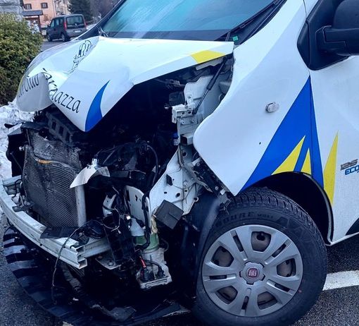 L'immagine impressionante dei danni riportati dal pullmino dello Sci Club Formazza dopo lo scontro con il cervo L'immagine impressionante dei danni riportati dal pullmino dello Sci Club Formazza dopo lo scontro con il cervo