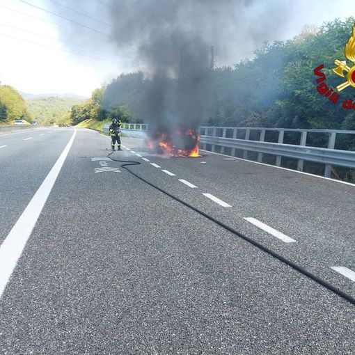 FOTO. Auto a fuoco sull'A26: gli occupanti del veicolo si mettono in salvo