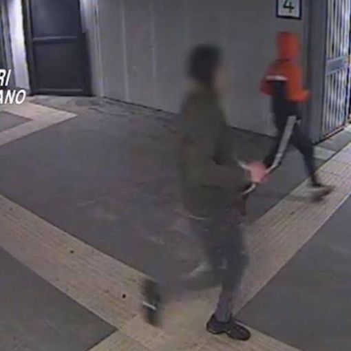 Finisce a &quot;Chi l’ha visto?&quot; la rapina alla stazione di Cesate per comprare la birra a Saronno: si cerca il terzo complice