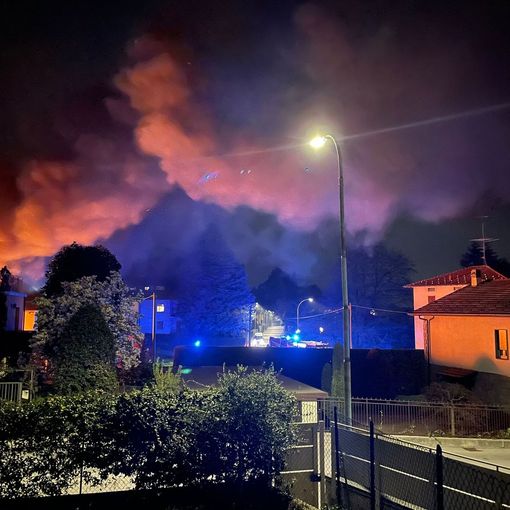 FOTO e VIDEO. Fiamme e fumo in via Oriani. A fuoco i tetti di due case, zona senza corrente