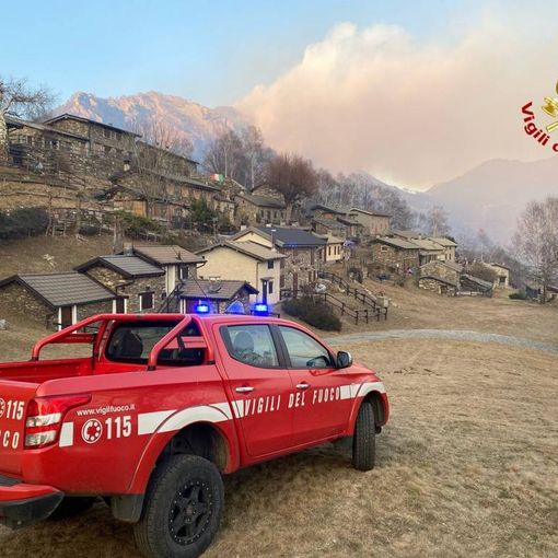 FOTO. Nuovo incendio a Castello Cabiaglio subito circoscritto. Fiamme alte sul crinale svizzero