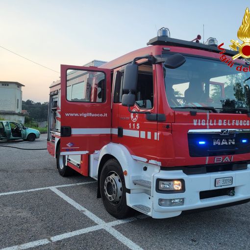 Le fiamme circoscritte a Casciago (a sinistra) e a Cadrezzate con Osmate (destra)