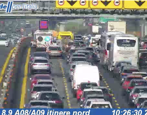 I soccorsi e le code sul luogo dell'incidente visti dalla webcam di Autostrade per l'Italia