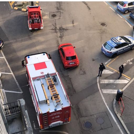 Crollo in un appartamento in via Bernascone, ferito un operaio