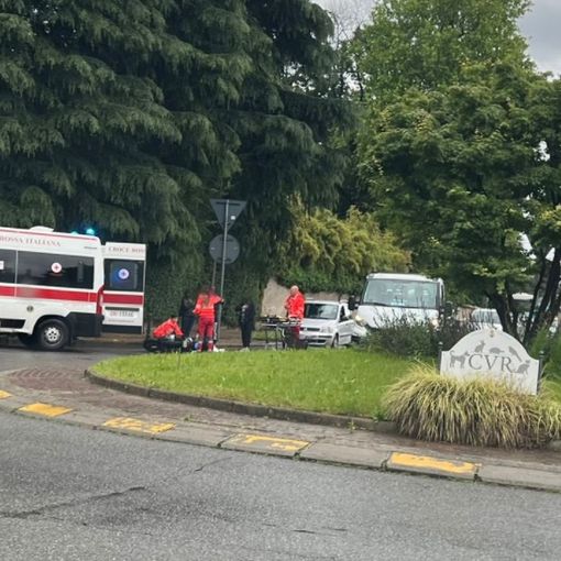 FOTO. Cade dal motorino alla rotonda, ferita una donna di 39 anni a Gallarate
