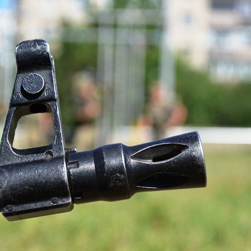 Tradate, spari di kalashnikov per comprare la droga: albanese a processo