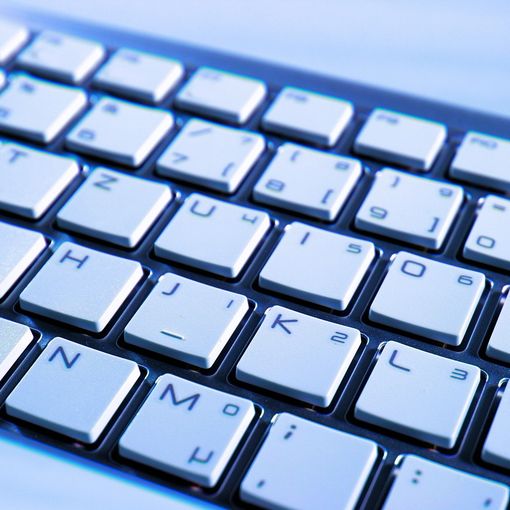 Solidarietà digitale: Acinque dona computer rigenerati alle associazioni attive nel sociale