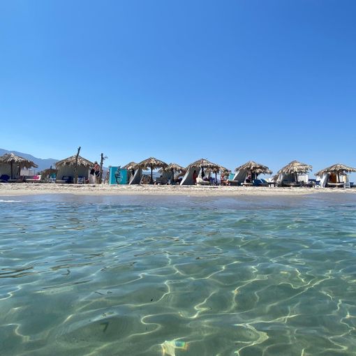 Isola di Kos, Grecia: a Vangelis Beach un ombrellone e tre lettini costano 20 euro al giorno, ma in molte spiagge siamo sui 12 o 15 euro. E sembra di stare in paradiso