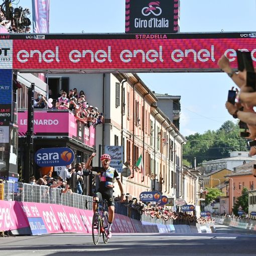VIDEO. La zampata di Bettiol prima del grande attacco a Bernal. Ravasi (Eolo-Kometa): «Niente Mottarone, rispettiamo vittime e familiari»