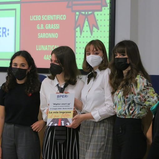 Le studentesse del liceo “Grassi” di Saronno premiate dalla banca. Sotto, tutti i vincitori