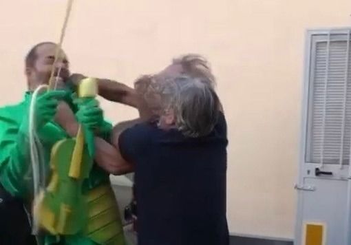 Un'immagine dell'aggressione a Max Laudadio (foto di striscialanotizia.mediaset.tv)
