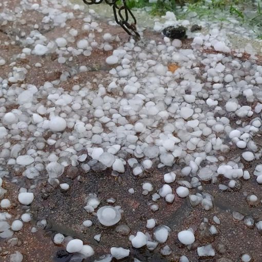 Cumuli di grandine al Ristorante Sciovia Forcora e un chicco di 4 centimetri a Gozzano, nel vicino Piemonte