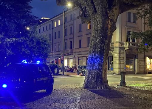 Rissa a notte fonda nel centro di Luino, spunta un coltellino: quattro feriti