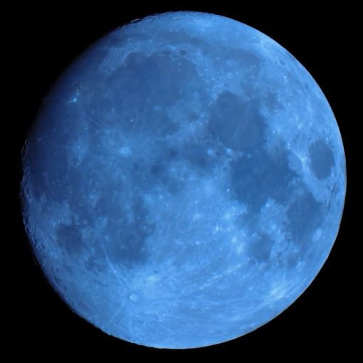 Spettacolo in cielo con la Superluna Blu: stasera il &quot;bacio spaziale&quot; con Saturno