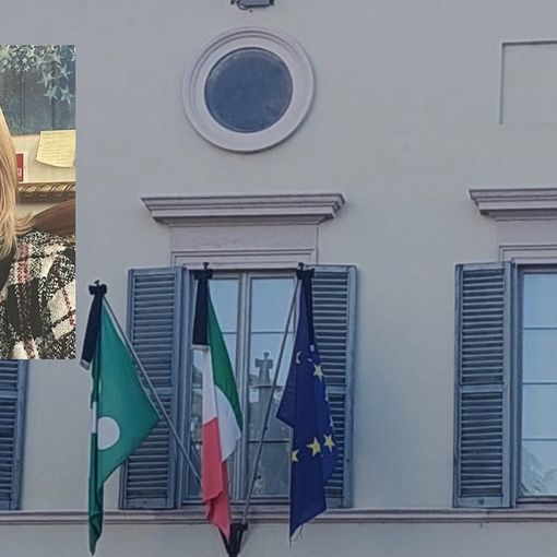 Le bandiere listate a lutto e il sindaco Mirella Cerini