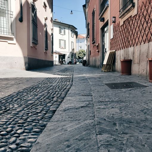 Macchie sulla pavimentazione del centro città, mistero sull’origine