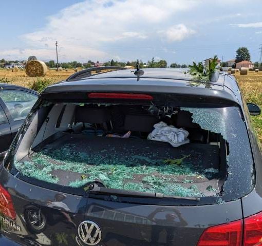 FOTO. Grandinata disastrosa: danni ad oltre 300 auto di pendolari a Saronno