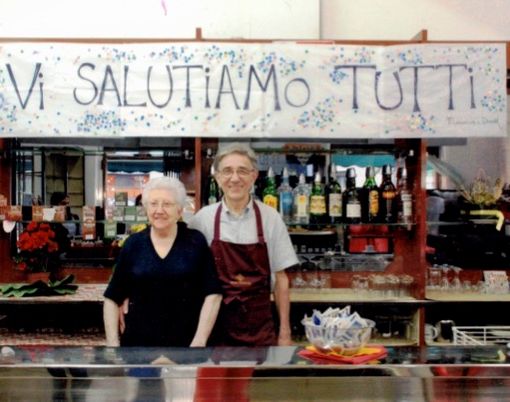 Mariuccia e Danilo quando si congedarono dai clienti in drogheria dopo un lungo cammino - foto per cortesia della famiglia