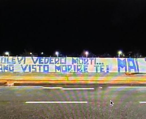 Alcuni ultrà del Napoli espongono un vergognoso striscione contro Maroni