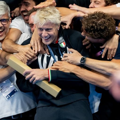 Nicolò Martinenghi, che compirà 25 anni giovedì 1° agosto, travolto di gioia dopo l'oro olimpico nei 100 rana (foto tratta dalla pagina Facebook della Federazione Italiana Nuoto) Nicolò Martinenghi, che compirà 25 anni giovedì 1° agosto, travolto di gioia dopo l'oro olimpico nei 100 rana (foto tratta dalla pagina Facebook della Federazione Italiana Nuoto)