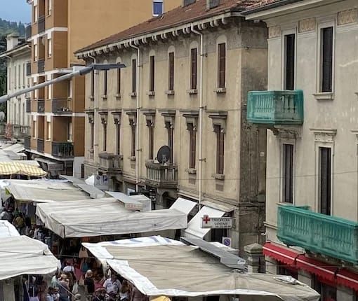 Mercato, “disoccupato” con bancarella e reddito di cittadinanza: l’ambulante finisce nei guai
