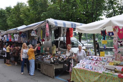 «Al mercato di Sesto si vende merce rubata» e scoppia la polemica
