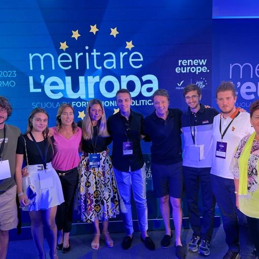 I ragazzi di Italia Viva Varese con Maria Chiara Gadda, Maria Elena Boschi, Matteo Renzi e Teresa Bellanova
