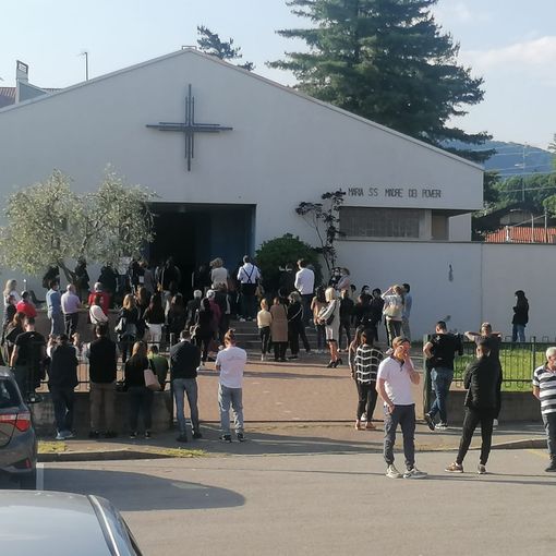 Lacrime e incredulità tra gli amici di Alessandro e Silvia, uniti nella preghiera