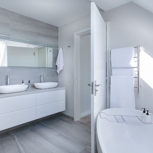Mobili da bagno sospesi o a terra: guida alla scelta