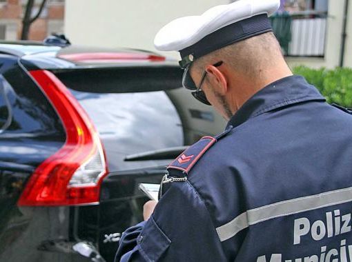 Tornano dal funerale e trovano le multe sulle auto