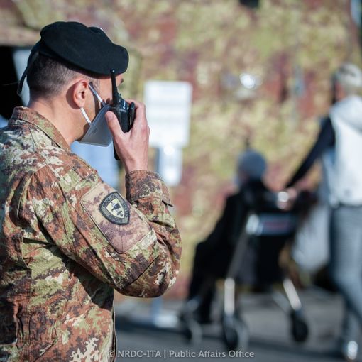 I militari della Nato in una foto del profilo  Nato Rapid Deployable Corps Italy: oggi sono stati gli eroi di un bambino nella delicata procedura del tampone