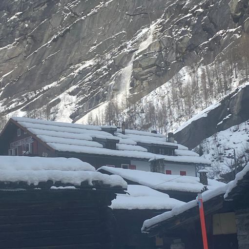 VIDEO. A Macugnaga la neve si stacca dalle cime e precipita nella zona di Pecetto