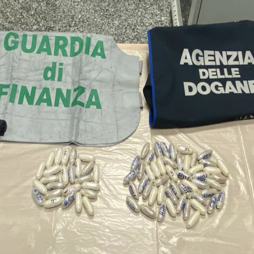 Fermato in dogana con 49 ovuli di cocaina in pancia: arrestato