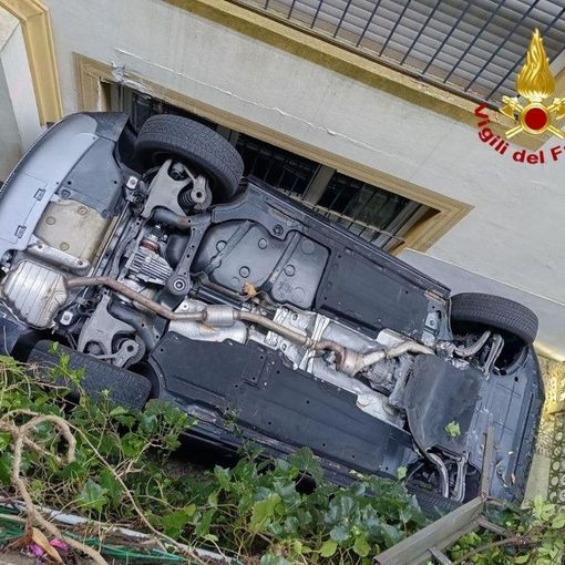 Incredibile incidente nel Verbano: auto cade da una piazzola incastrandosi contro il muro di una casa