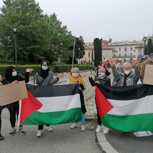 VIDEO. Varese in piazza per la Palestina, attivisti in presidio davanti alla Prefettura